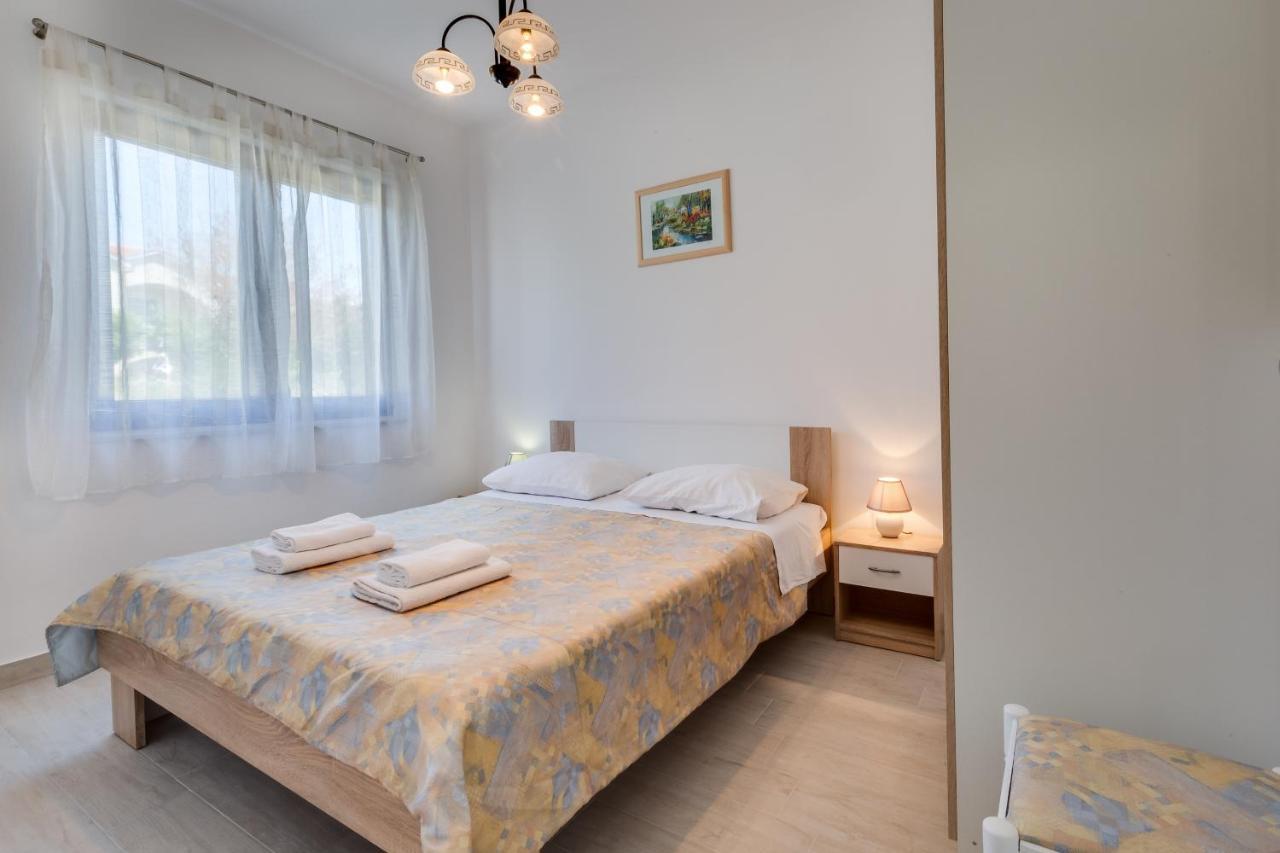 Family Friendly Seaside Apartments Kozino, Zadar - 5756 Petrcane Exteriör bild